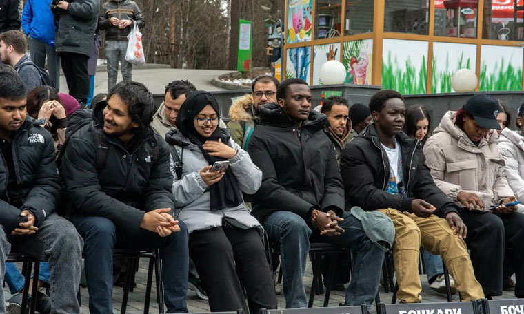 21 апреля в Новосибирском зоопарке среди животных и розовых фламинго прошел «Экодиктант‑2026»