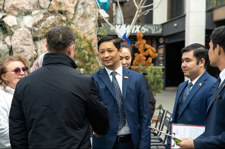 21 апреля в Новосибирском зоопарке среди животных и розовых фламинго прошел «Экодиктант‑2026»