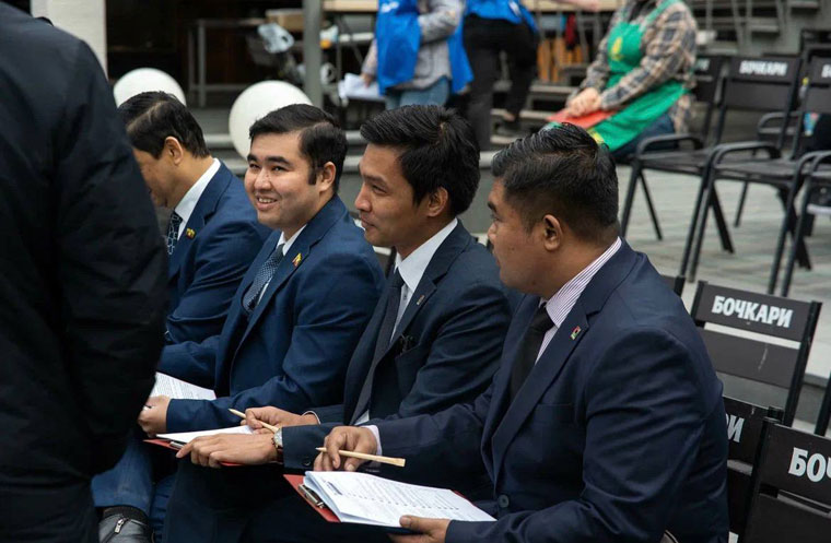 21 апреля в Новосибирском зоопарке среди животных и розовых фламинго прошел «Экодиктант‑2026»