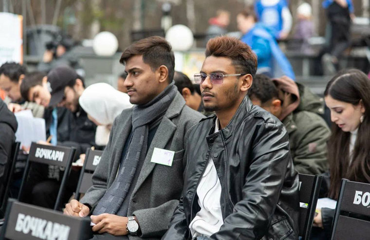 21 апреля в Новосибирском зоопарке среди животных и розовых фламинго прошел «Экодиктант‑2026»