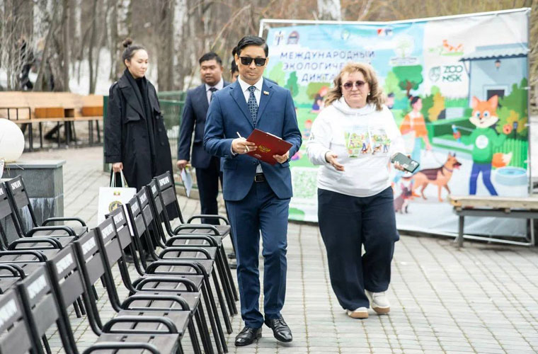 21 апреля в Новосибирском зоопарке среди животных и розовых фламинго прошел «Экодиктант‑2026»